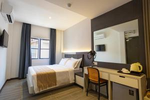 TV a/nebo společenská místnost v ubytování De Quinton Hotel