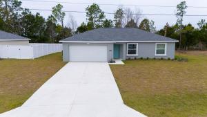 オカラにあるDream home in Ocala Floridaの庭白いガレージ付き家