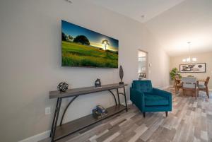 オカラにあるDream home in Ocala Floridaのリビングルーム(テーブル、青い椅子付)