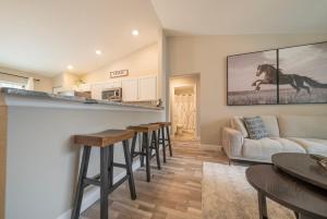 オカラにあるDream home in Ocala Floridaのキッチン、リビングルーム(スツール付きのバー付) +14枚の写真