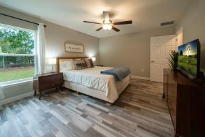 オカラにあるDream home in Ocala Floridaのベッドと天井扇風機のある寝室