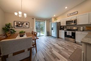 オカラにあるDream home in Ocala Floridaの木製のテーブルと椅子のあるキッチンとダイニングルーム