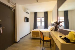 TV a/nebo společenská místnost v ubytování De Quinton Hotel