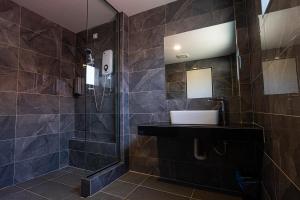 Koupelna v ubytování De Quinton Hotel