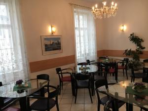 Reštaurácia alebo iné gastronomické zariadenie v ubytovaní Pension Ani