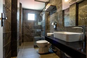 Koupelna v ubytování De Quinton Hotel