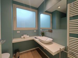 ein Badezimmer mit Waschbecken und Fenster in der Unterkunft Appartamento Marcello in Lido di Camaiore + 21 Fotos