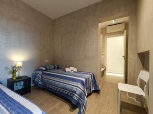 ein Hotelzimmer mit zwei Betten und einem Fenster in der Unterkunft Appartamento Marcello in Lido di Camaiore