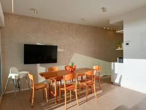 ein Esszimmer mit einem Holztisch und Stühlen in der Unterkunft Appartamento Marcello in Lido di Camaiore