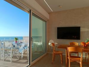 ein Esszimmer mit Blick auf das Meer in der Unterkunft Appartamento Marcello in Lido di Camaiore