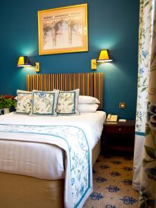 Een bed of bedden in een kamer bij London Lodge Hotel