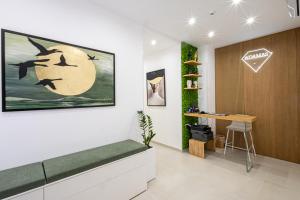 特拉帕尼ADAMAS apartment , rooms and suite的一个带长凳和桌子的房间