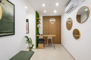 特拉帕尼ADAMAS apartment , rooms and suite的走廊设有书桌和带镜子的墙壁