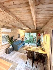 Posezení v ubytování New Charming Scandinavian eco house with garden and jacuzzi