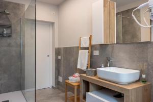 a bathroom with a sink and a shower at Casa Belfiore, Darfo Boario Terme Ospitar in Boario Terme