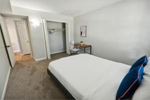 Ένα ή περισσότερα κρεβάτια σε δωμάτιο στο Brentwood A2 I Cozy & Comfy I 2bd I Free Parking +16 φωτογραφίες