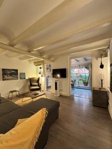 TV a/nebo společenská místnost v ubytování Rosselló Apartment + 18 fotografií