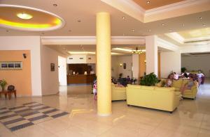 Fuajee või vastuvõtt majutusasutuses Blue Aegean Hotel & Suites