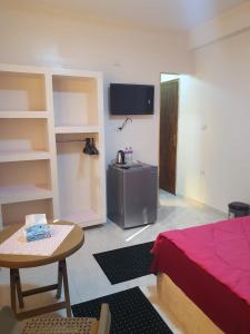 Televisyen dan/atau pusat hiburan di Zein Pyramids View - Guest House