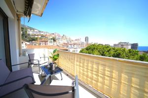 ボーソレイユにあるMonaco - Beautiful apartment 6-8 peopleの市街の景色を望むバルコニー(椅子付)