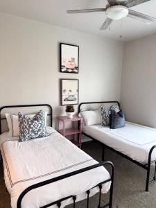 WaukeeにあるCozy 2 Bed Apartment in Waukeeのベッド2台と天井ファン付きの寝室