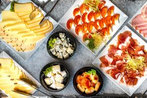 Makanan di atau di tempat lain dekat hotel