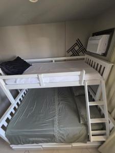 Ένα ή περισσότερα κρεβάτια σε δωμάτιο στο Quarto em cobertura duplex com piscina e espaço ao ar livre