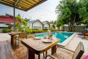 eine Terrasse mit Tisch und Stühlen und ein Swimmingpool in der Unterkunft Lerwin House in Bophut 