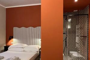 A bed or beds in a room at San Giovanni Terme Rapolano
