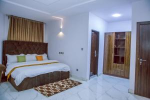 Postel nebo postele na pokoji v ubytování TAJ Suites