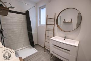 Et badeværelse på La maison citadine, avec garage