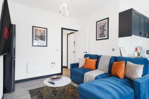 a living room with a blue couch and a table at 30 percent off! Boutique Yorkshire Gem - Sleeps 4 in Castleford +12 photos