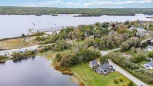 eine Luftansicht eines Hauses auf einer Insel im Wasser in der Unterkunft Harbour View Loft at Bells Cove in Shelburne