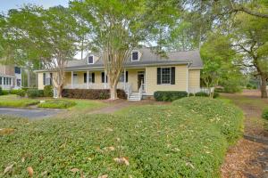 una casa gialla con vialetto e alberi di Cottage with Deck and Pool Access about 6 Mi to Beach a Myrtle Beach