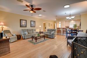 Area soggiorno di Cottage with Deck and Pool Access about 6 Mi to Beach