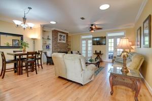 Area soggiorno di Cottage with Deck and Pool Access about 6 Mi to Beach