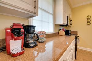 Cucina o angolo cottura di Cottage with Deck and Pool Access about 6 Mi to Beach