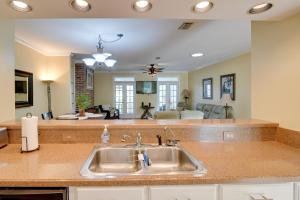 una cucina con lavello e un soggiorno di Cottage with Deck and Pool Access about 6 Mi to Beach a Myrtle Beach