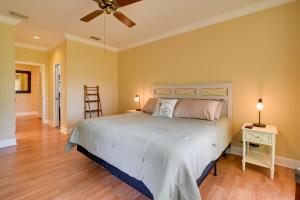 una camera da letto con un letto e un ventilatore a soffitto di Cottage with Deck and Pool Access about 6 Mi to Beach a Myrtle Beach