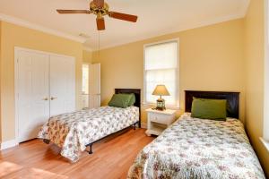 Letto o letti in una camera di Cottage with Deck and Pool Access about 6 Mi to Beach