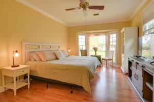 TV o dispositivi per l'intrattenimento presso Cottage with Deck and Pool Access about 6 Mi to Beach