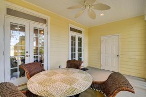 Foto dalla galleria di Cottage with Deck and Pool Access about 6 Mi to Beach a Myrtle Beach