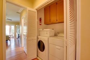 Foto dalla galleria di Cottage with Deck and Pool Access about 6 Mi to Beach a Myrtle Beach