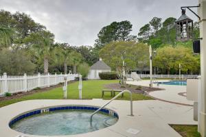 Piscina di Cottage with Deck and Pool Access about 6 Mi to Beach o nelle vicinanze