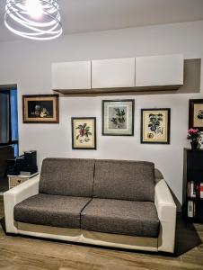 a living room with a couch in a room at Antica Dimora DE FERRERA - Alghero in Alghero