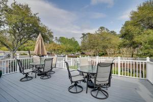 Foto dalla galleria di Cottage with Deck and Pool Access about 6 Mi to Beach a Myrtle Beach