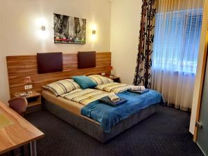 a bedroom with a large bed in a room at Frühstück pension in Langenlebarn