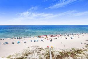 una spiaggia con tanti ombrelloni e l'oceano di Windward Pointe 1401-Large balcony best views a Orange Beach