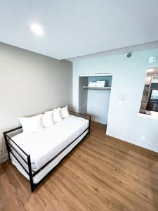 Postel nebo postele na pokoji v ubytování Shine Suites Studio 4 + 14 fotografií