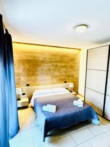サン・ジョヴァンニ・テアティーノにあるB&B D'Annunzioのベッドとタオル2枚のある寝室